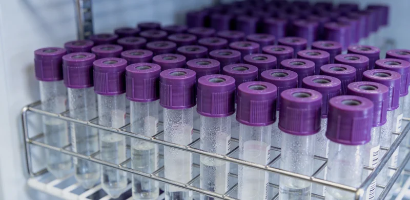 医生向患者解释检测报告