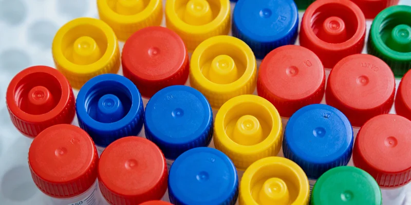 专业基因检测实验室工作场景,突出科技感与严谨性