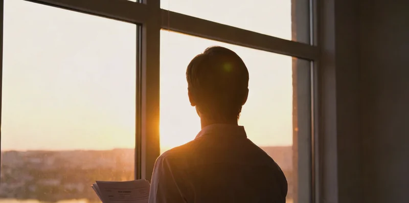 康复中的患者与医生交流，手中拿