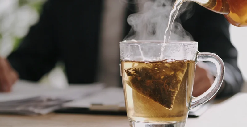 医生与患者就检测报告进行专业沟