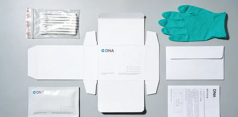 一碗热气腾腾的柳州螺蛳粉，旁边