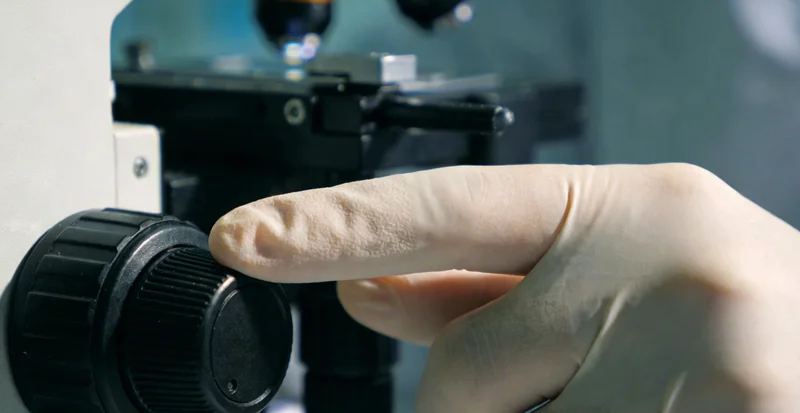 医生正在电脑前认真分析一份基因