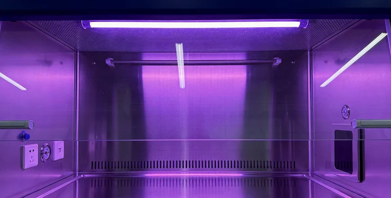 一位医生在ICU病房内查看危重