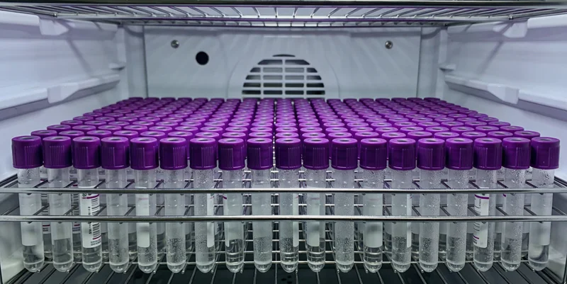 一位家长在沈阳某医院儿科诊室外