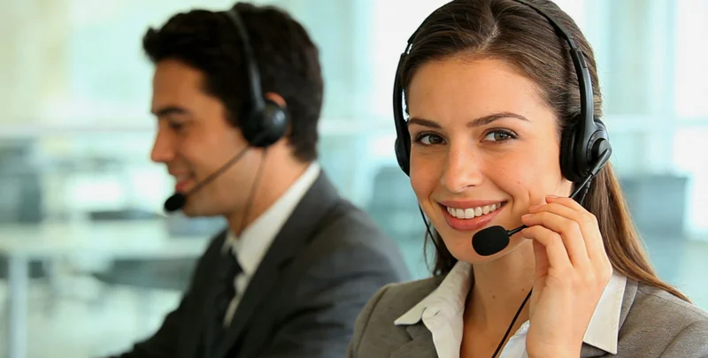 鹤壁女性在咨询健康问题,背景为鹤壁城市风貌