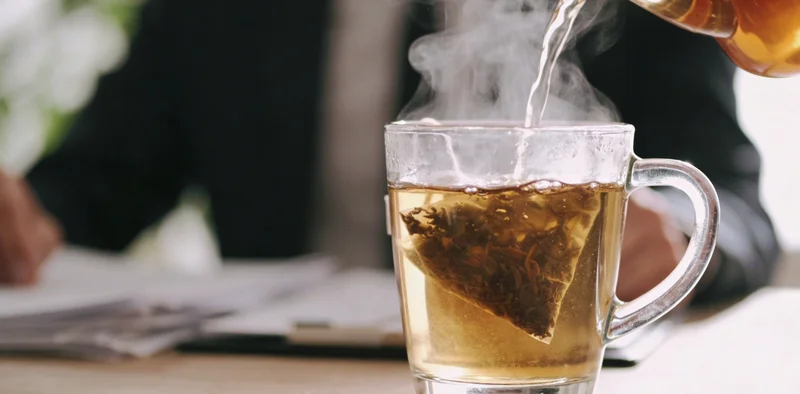 在内江万核基因服务点内,一位专业的遗传咨询师正微笑着为一位本地女性客户面对面解读基因检测报告