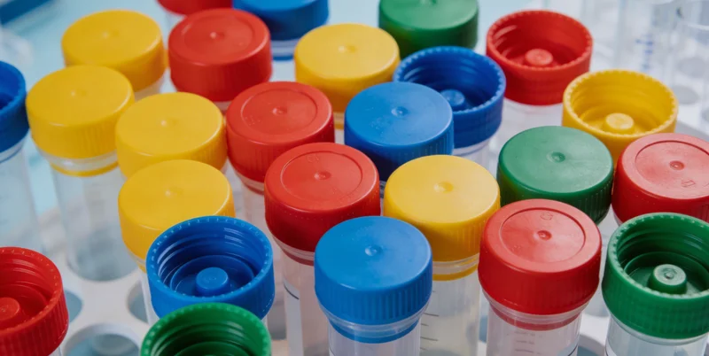 实验室内,穿戴防护装备的技术人