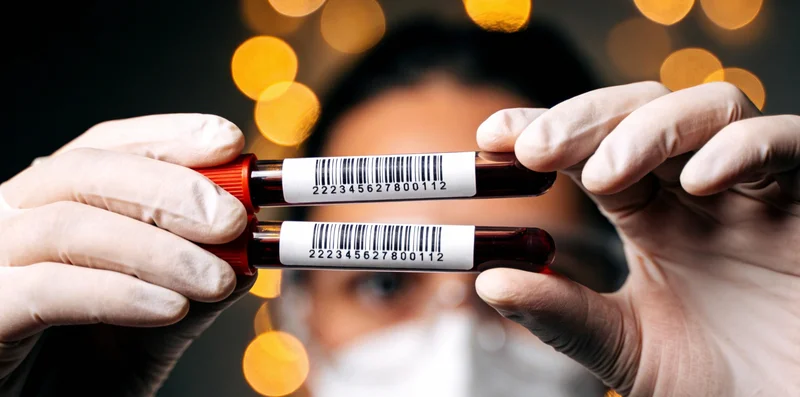 医生正在向患者讲解基因检测报告内容