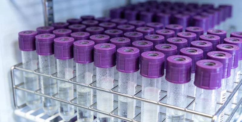 重庆江面上,渔民在船上工作的场