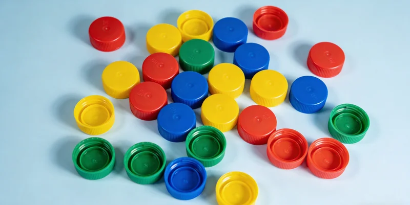 专业基因检测实验室内部，技术人员正在操作精密仪器