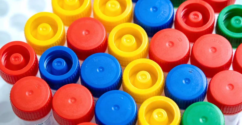 实验室技术人员正在进行基因测序