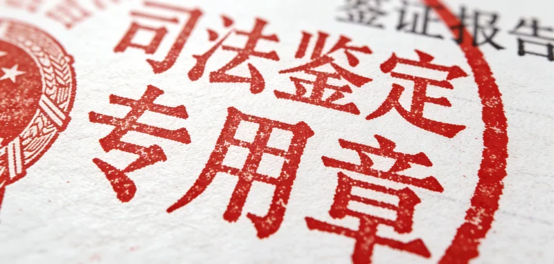 一位中年女性在户外环境中间歇休