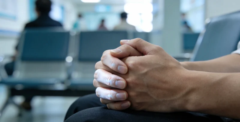 一位患者正在医院向医生咨询腹腔