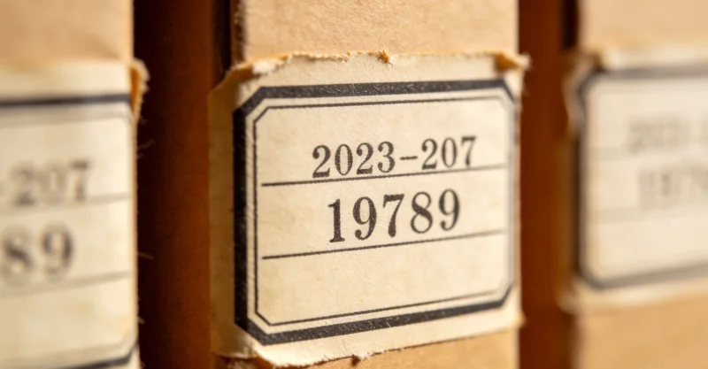 医生在ICU病房查看患者CT影