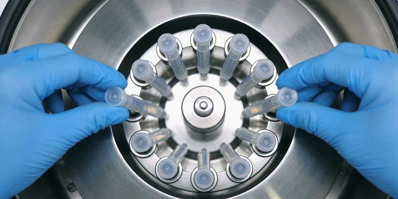 专业医护人员正在为儿童进行鼻咽