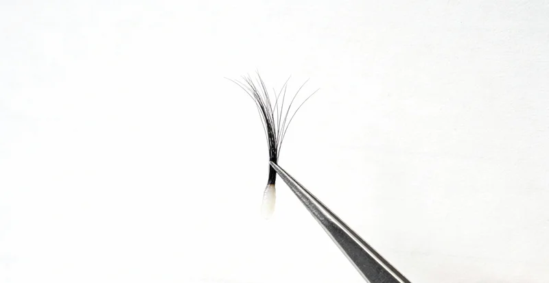 康复患者与医生在病房内交流，面