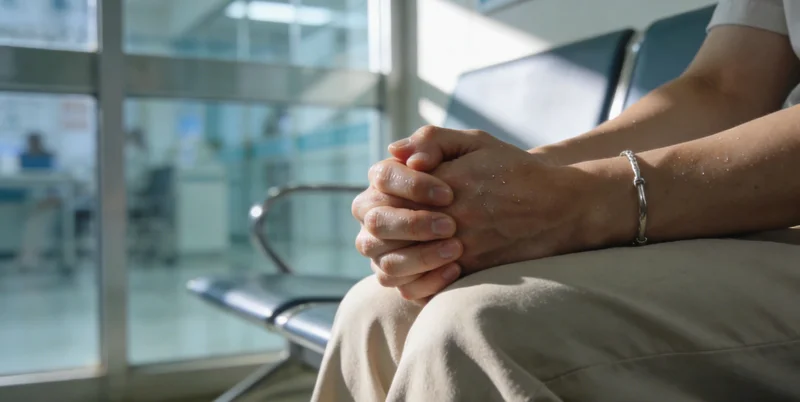 畜牧从业人员在养殖场工作时,佩