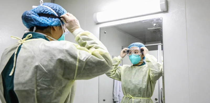 航拍视角下的三沙市，湛蓝的海水