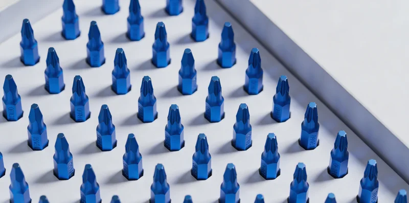 家属在医院咨询检测相关事宜