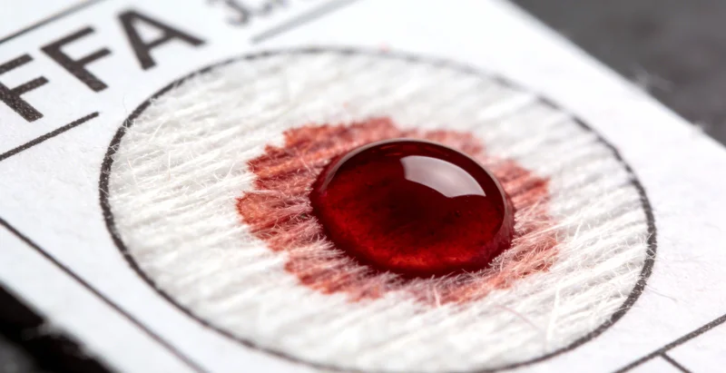 医生在办公室向患者家属展示并解