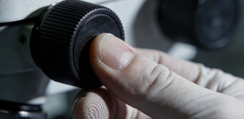 医生在办公室内,正与咨询者一起