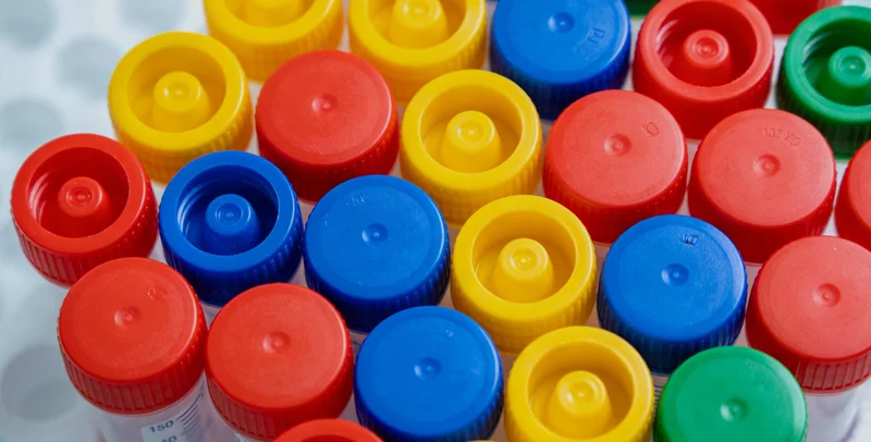 专业基因检测实验室内部，技术人员正在进行样本处理与测序操作