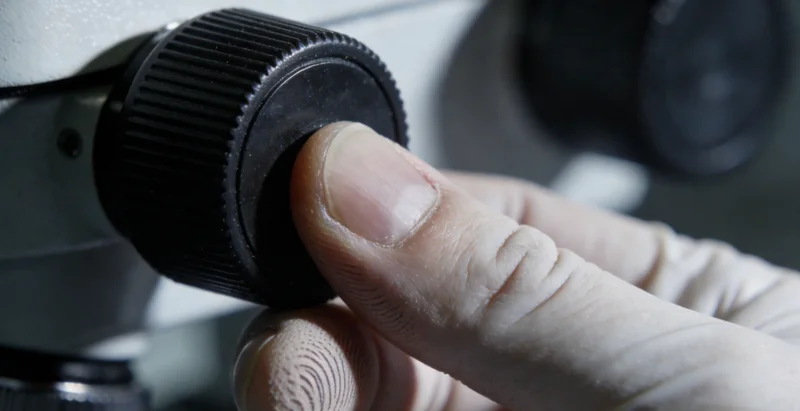 一位梅州医生正在分析检测报告