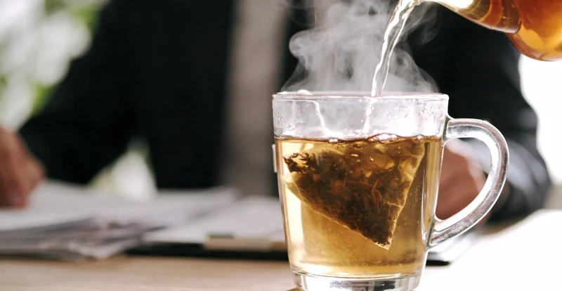 医生正在查看胸部X光片,表情专