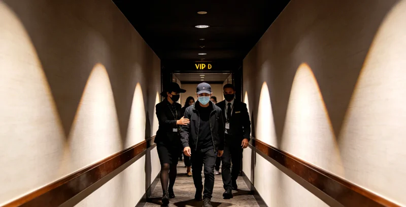 渭南某医院ICU病房外，医生正