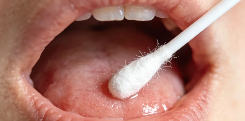 一位女性看着手机，脸上露出困惑