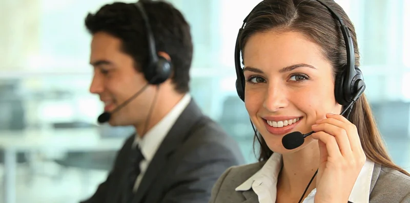 一家人在温馨的家中,共同查看健