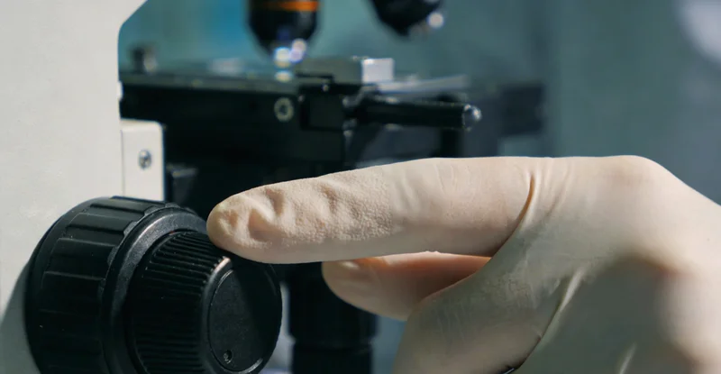 医生正在进行支气管肺泡灌洗术操