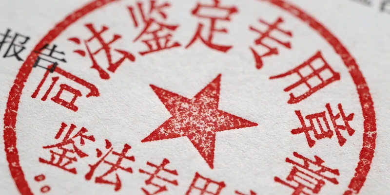 广元某医院呼吸科诊室内,医生与