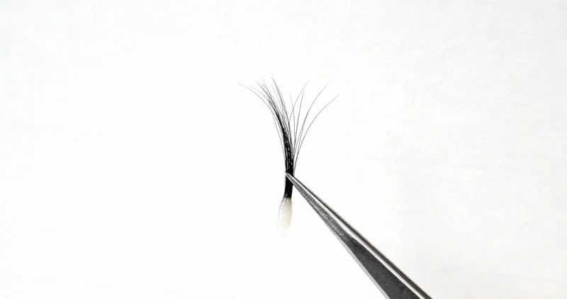 医生正在与患者家属沟通病情,背