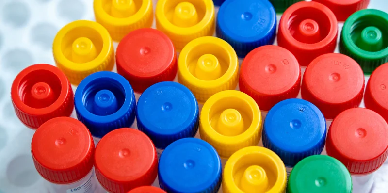 成都某基因检测实验室内部工作场