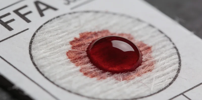 医护人员进行样本采集操作演示