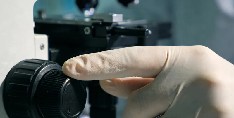 医生为患者详细解读检测报告