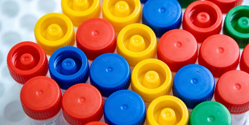 医生与家属在病房沟通病情，手中