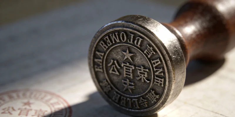 医生正在向患者解释检测，旁边配