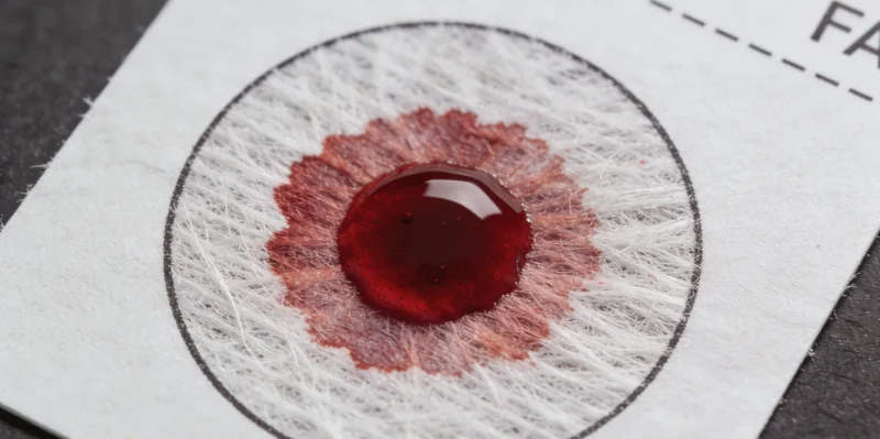 专业人员正在演示如何规范进行鼻