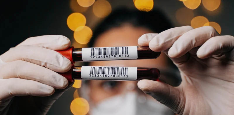 一位年轻农民在田间劳作后,因咳