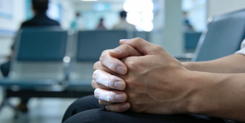 社区健康宣传栏的特写,上面清晰