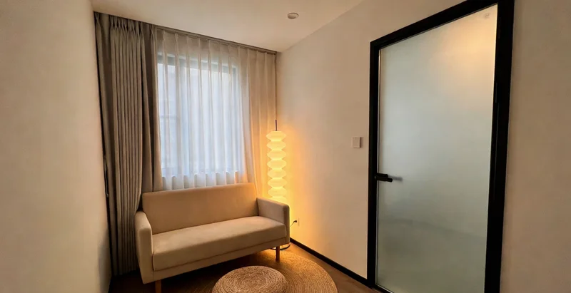 在温馨的咨询室内,一位专业顾问