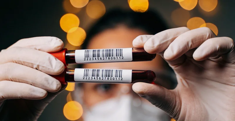 父母在温馨的家庭环境中陪伴康复