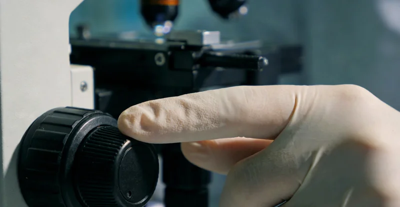 医生正在分析脑部磁共振影像，探讨病情