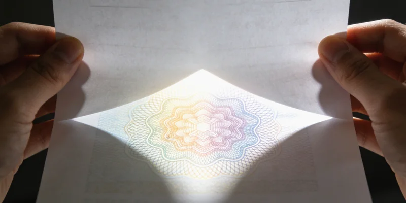 在医院办公室，医生正在向患者家