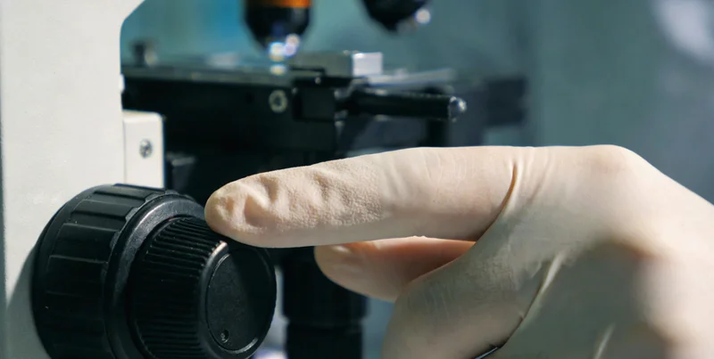 临床医生与生物信息分析师正在共