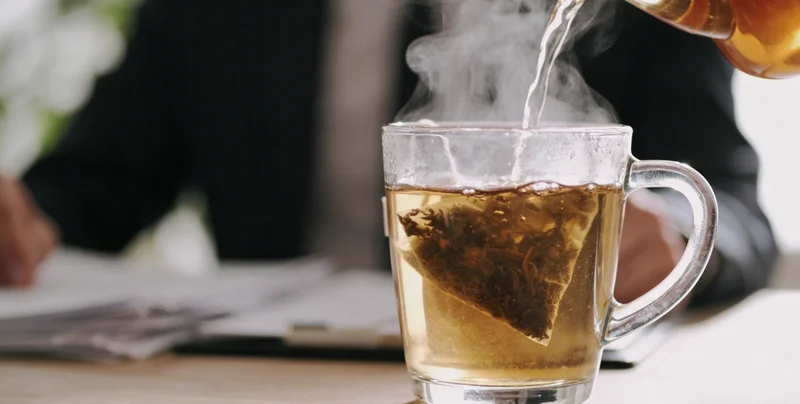 女性在户外阳光下进行瑜伽锻炼，