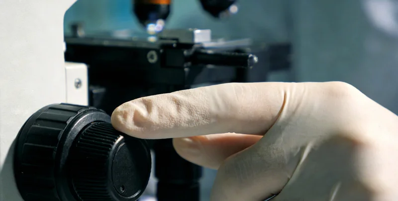 医生分析检测报告的专业场景