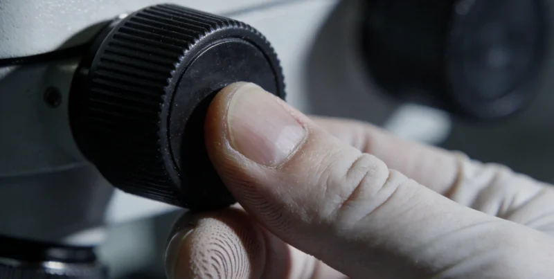 东营一家人围坐在一起,面露关切地讨论健康话题